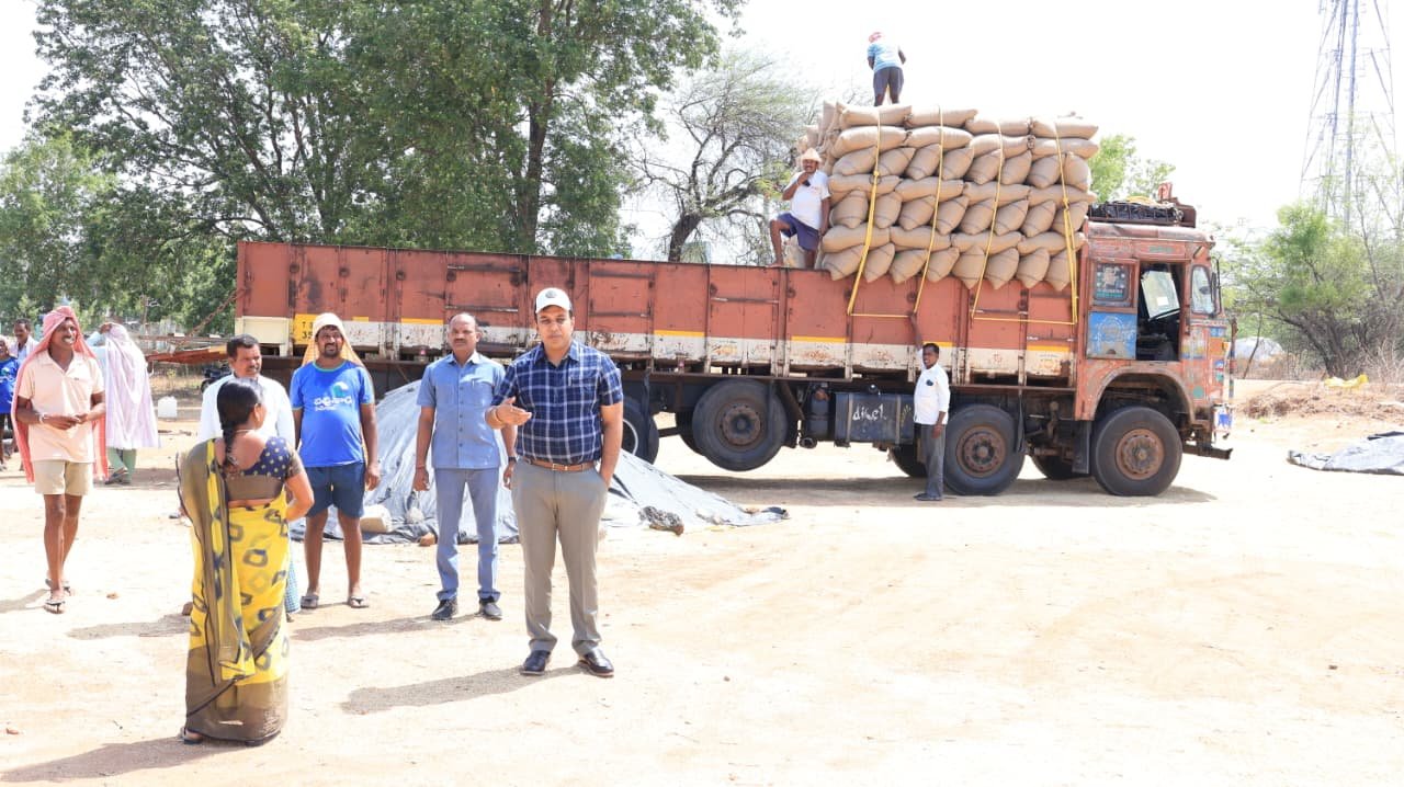 ధాన్యం కొనుగోలు కేంద్రాల్లో కలెక్టర్ ఆకస్మిక తనిఖీలు